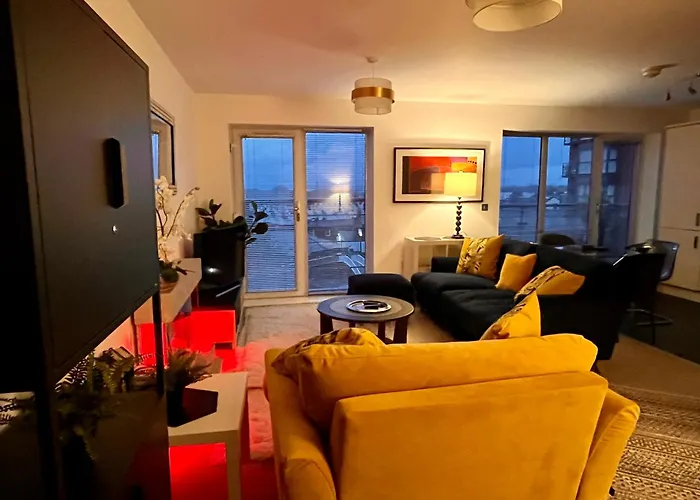 Chester City Centre Waterfront Apartment